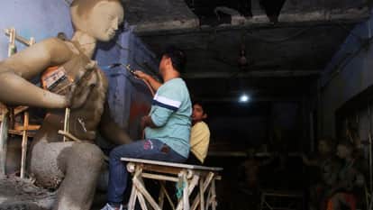 Maha Shivratri 2026 shiva barat in Varanasi with 17-foot Shiva statue and 11-foot Shivalinga