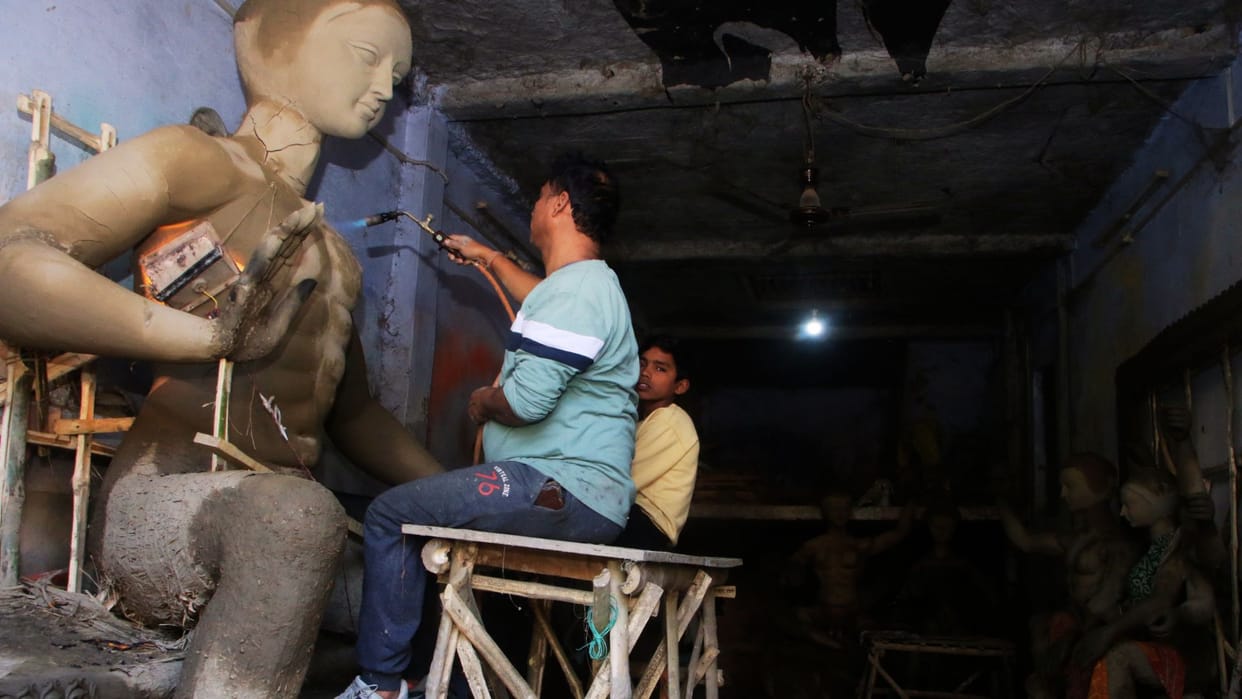 Maha Shivratri 2026 shiva barat in Varanasi with 17-foot Shiva statue and 11-foot Shivalinga