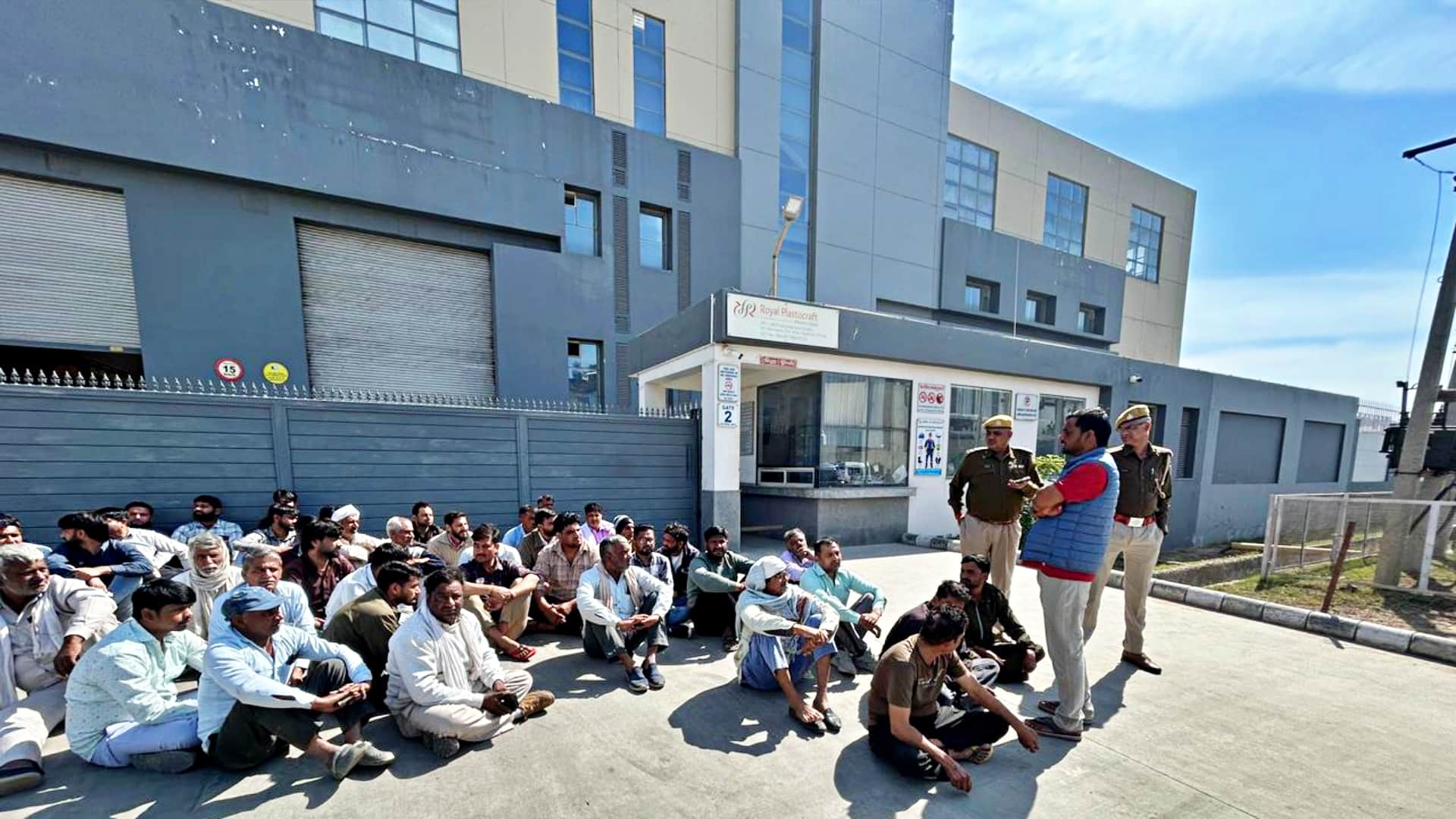 कंपनी के गेट पर प्रदर्शन करते लोग