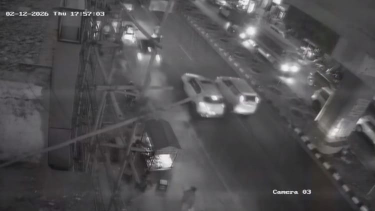 CCTV में दिखा खौफनाक नजारा: पांच को रौंदते हुए निकल गई कार, हिरासत में लिया गया छात्र, पार्टी करके लौट रहा था