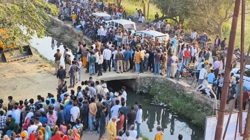 Linter of under-construction house collapses in Firozabad