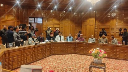 पीटरहॉफ में सर्वदलीय बैठक