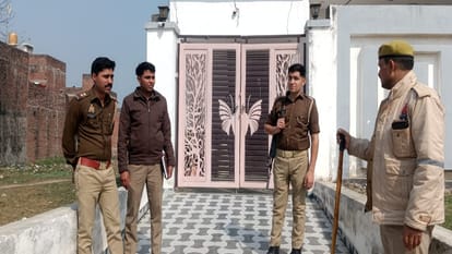 राइस मिलर के घर के बाहर खड़ी पुलिस