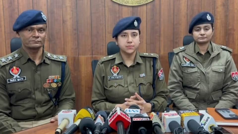 पत्रकारों से बात करतीं एसएसपी दर्पण आहलुवालिया