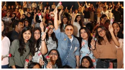 Rani mukherji celebrating mardani success in mumbai college