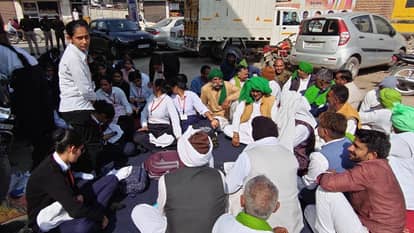 हांसी में विधायक आवास के बाहर बैठीं छात्राएं:माइग्रेशन न मिलने पर धरना, किसान  व खाप नेता भी मौजूद - Students Sit Outside Mla's Residence In Hansi,  Protesting Against Not ...