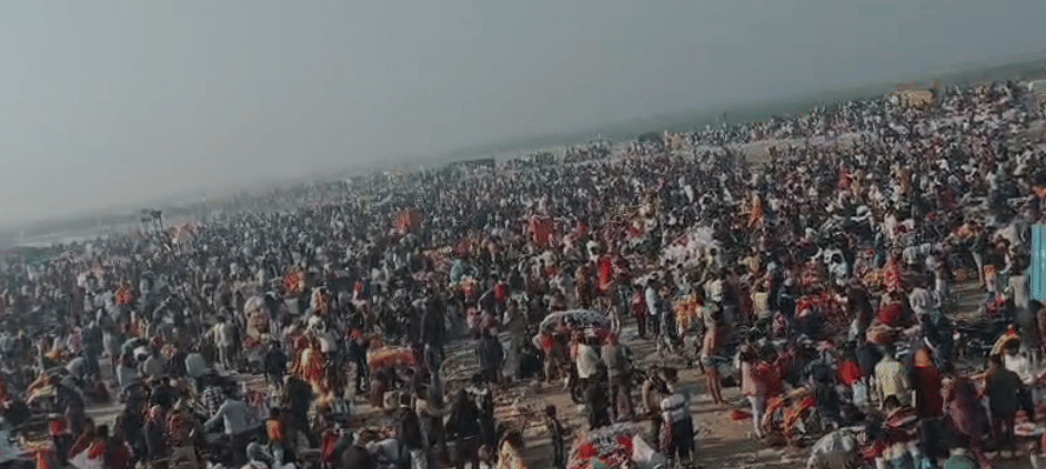 Maha Shivratri 25-Km-Long Devotee Queue in Kasganj as Shiv Bhakts Arrive in Massive Numbers