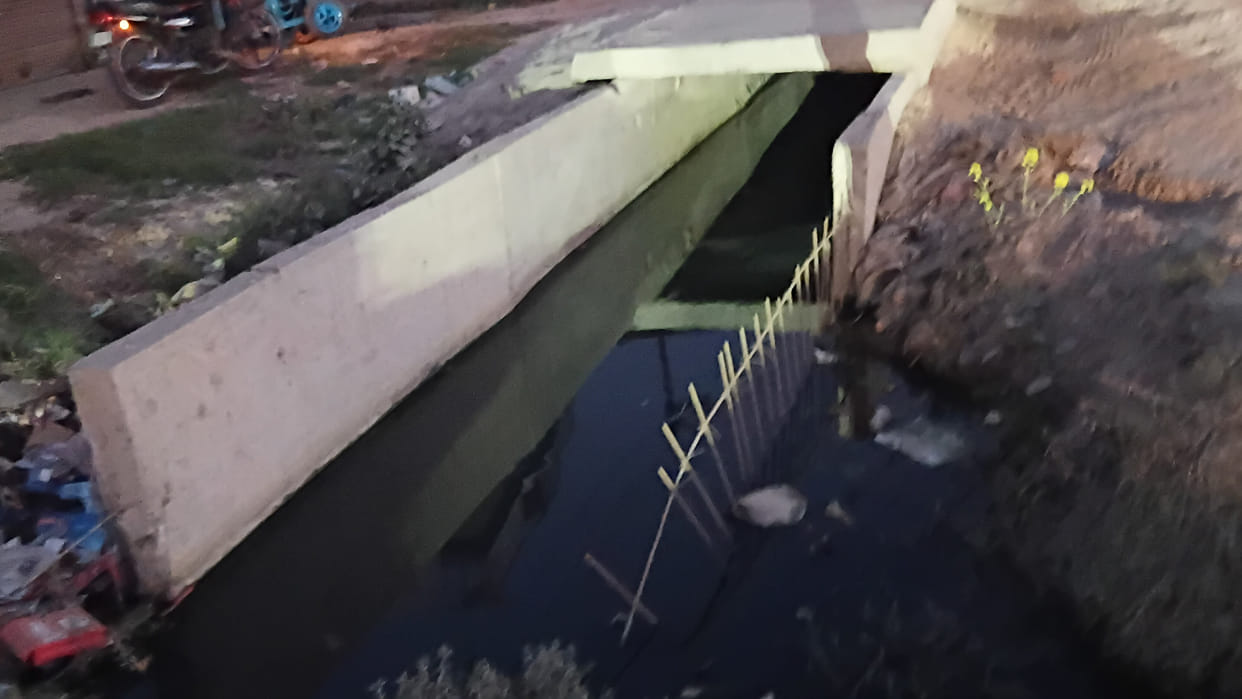 A child fell into a drain while playing, people saved his life.