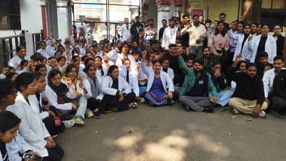 गुस्साए छात्र नारेबाजी करते