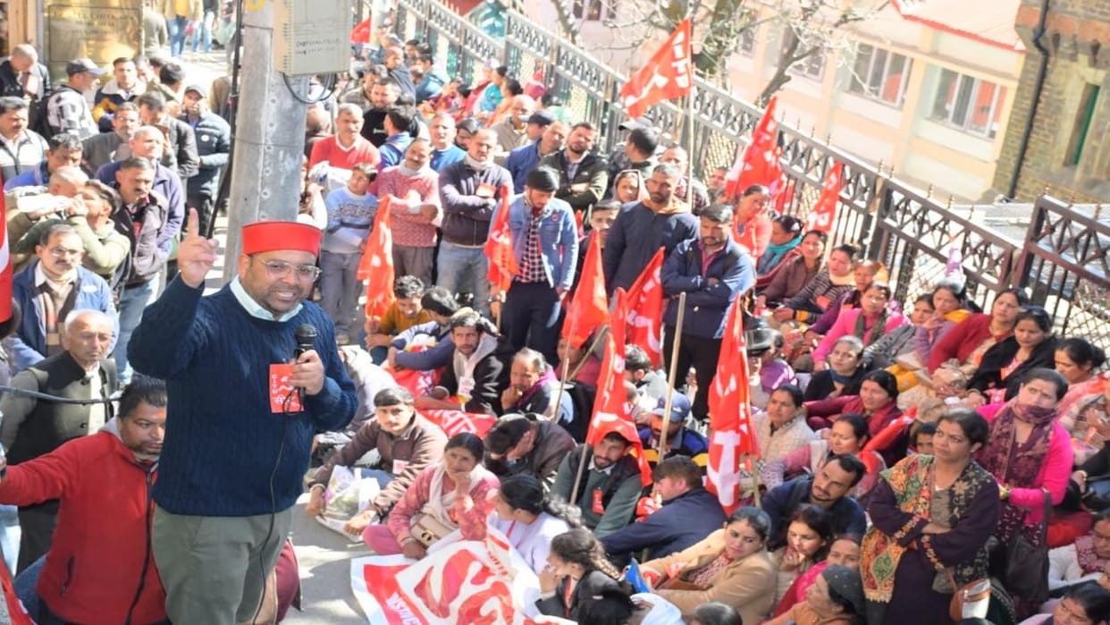 : Ambulance service employees on strike for three days, demonstrated at various places, took out rallies