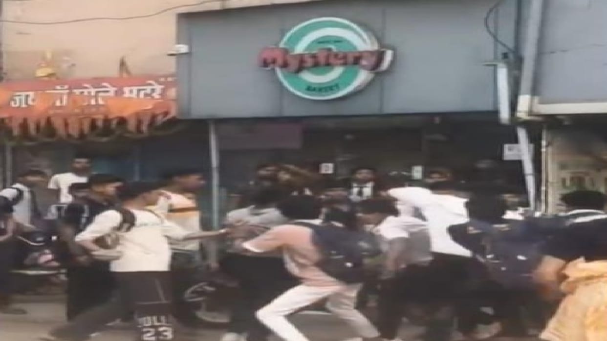 On Valentine's Day, violence broke out on street in Raipur when 2 groups fought over molestation of girlfriend