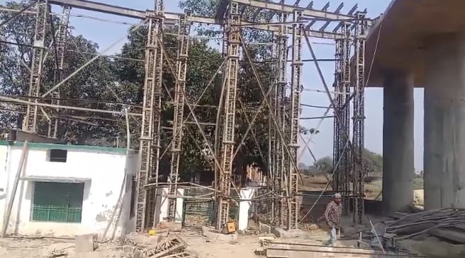 Kanpur Setu Nigam installed shuttering on school roof endangering the lives of innocent children