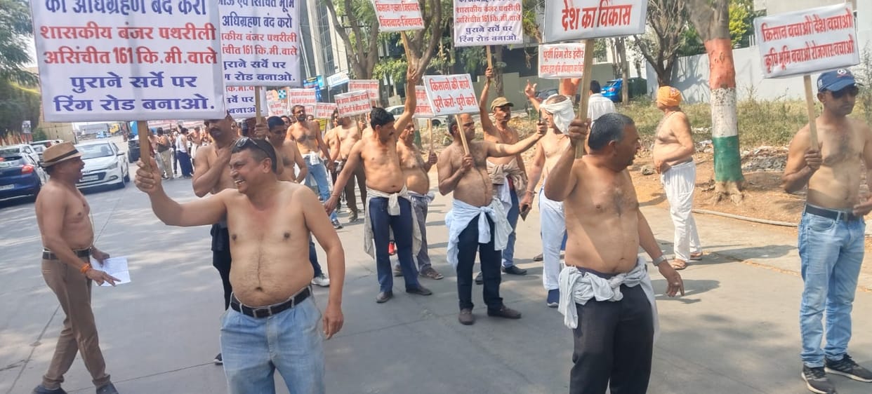 Mhow: Farmers took to the streets to protest against the Eastern Ring Road, demonstrating half-naked.