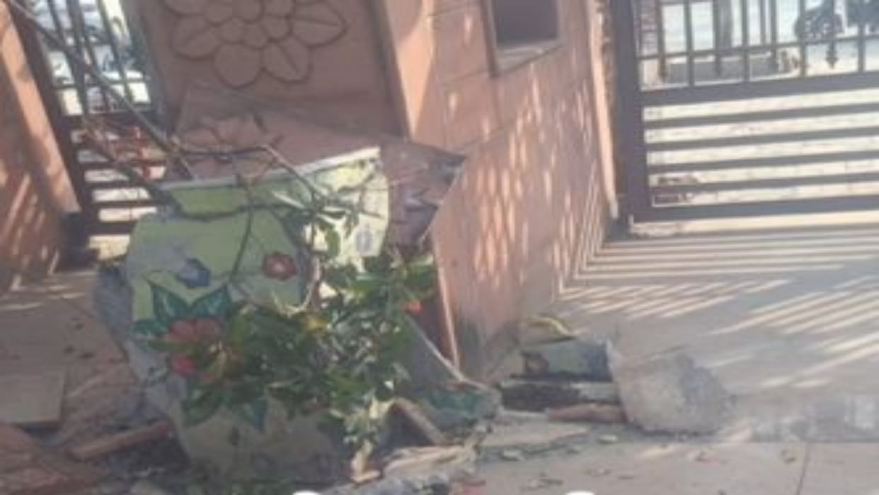 Ujjain News: Major Mishap Averted at Mangalnath Temple, Stones Fall from Main Gate, Devotees Escape Unhurt