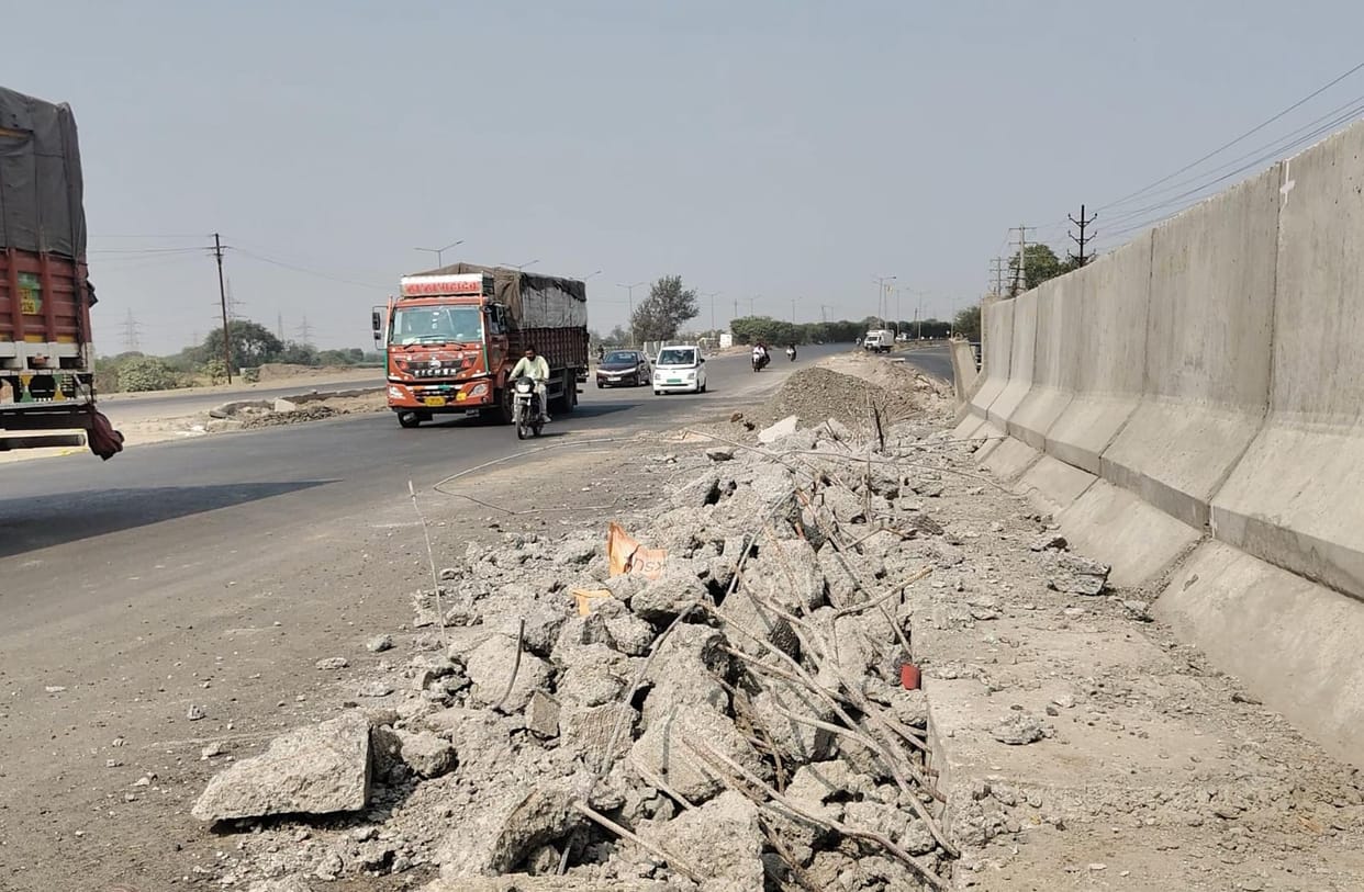 Indore: The curves on the new bypass bridge were made half a foot high, but now they are demolishing them afte