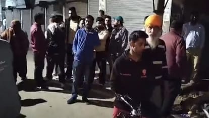 माैके पर जमा लोग