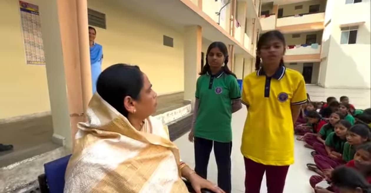 विधायक से बच्चों ने की शिकायत।