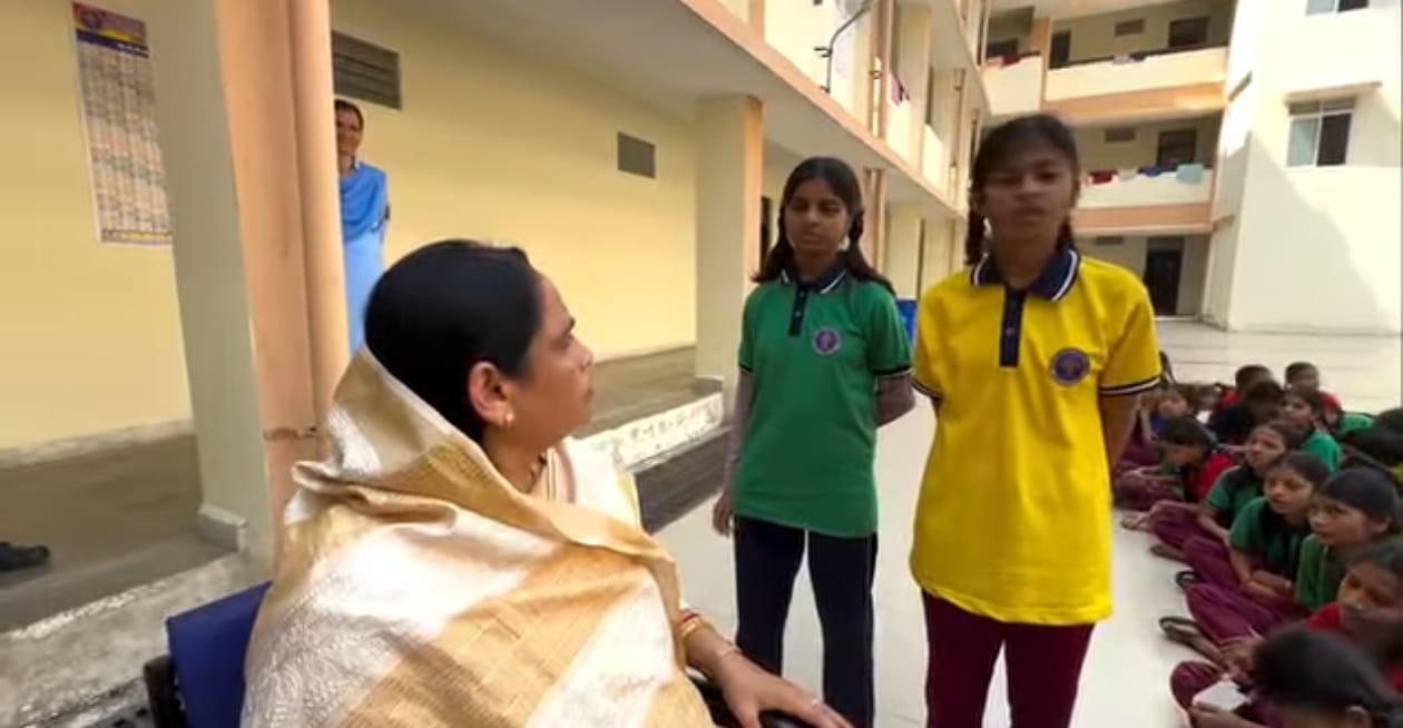 विधायक से बच्चों ने की शिकायत।