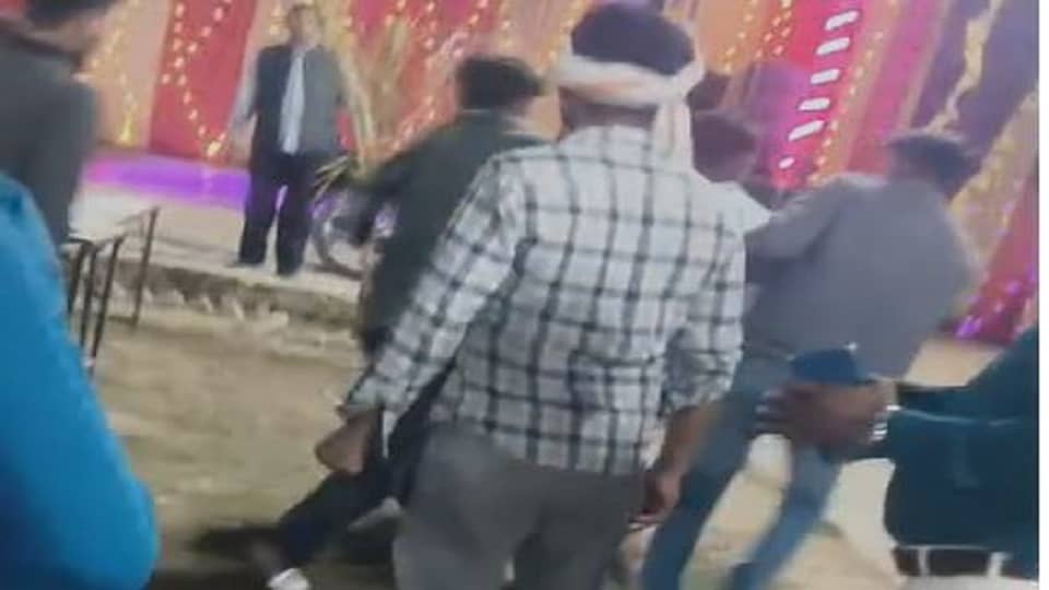 युवक को ले जाते लोग