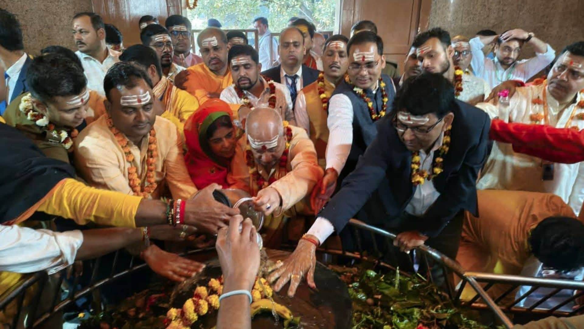 अभिषेक करते डिप्टी सीएम