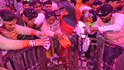 Maha Shivratri 2026 Aligarh: Devotees Perform Midnight Jalabhishek Kanwariyas Photos