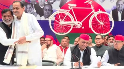 Naseemuddin Siddiqui joins Samajwadi Party in Akhilesh Yadav presence ending speculation