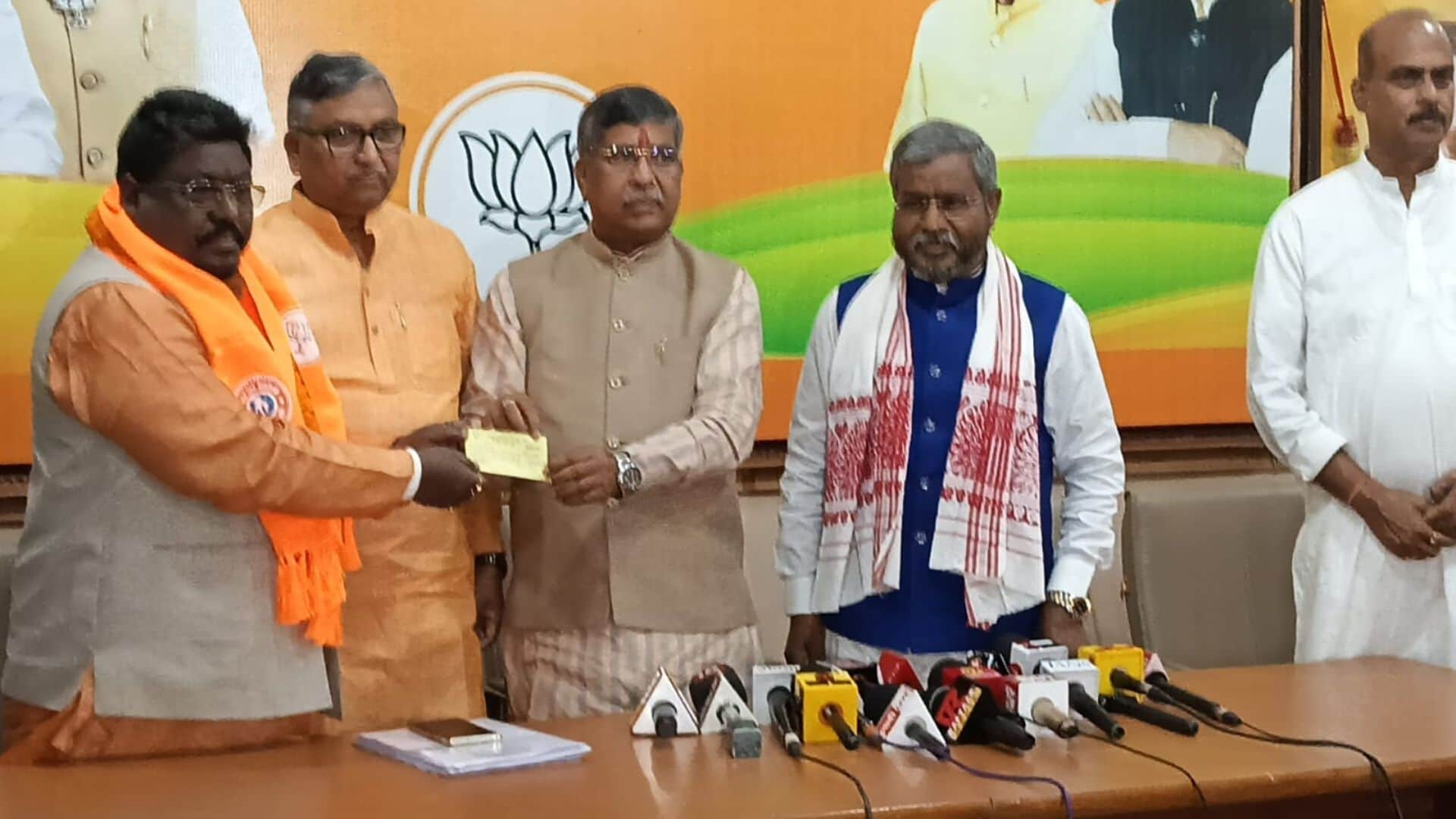 भाजपा में शामिल होते पूर्व मंत्री दुलाल भुइयां