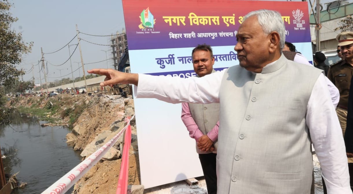 Bihar News: CM Nitish Kumar arrives to inspect drain construction work in Rajiv Nagar and Anandpuri.