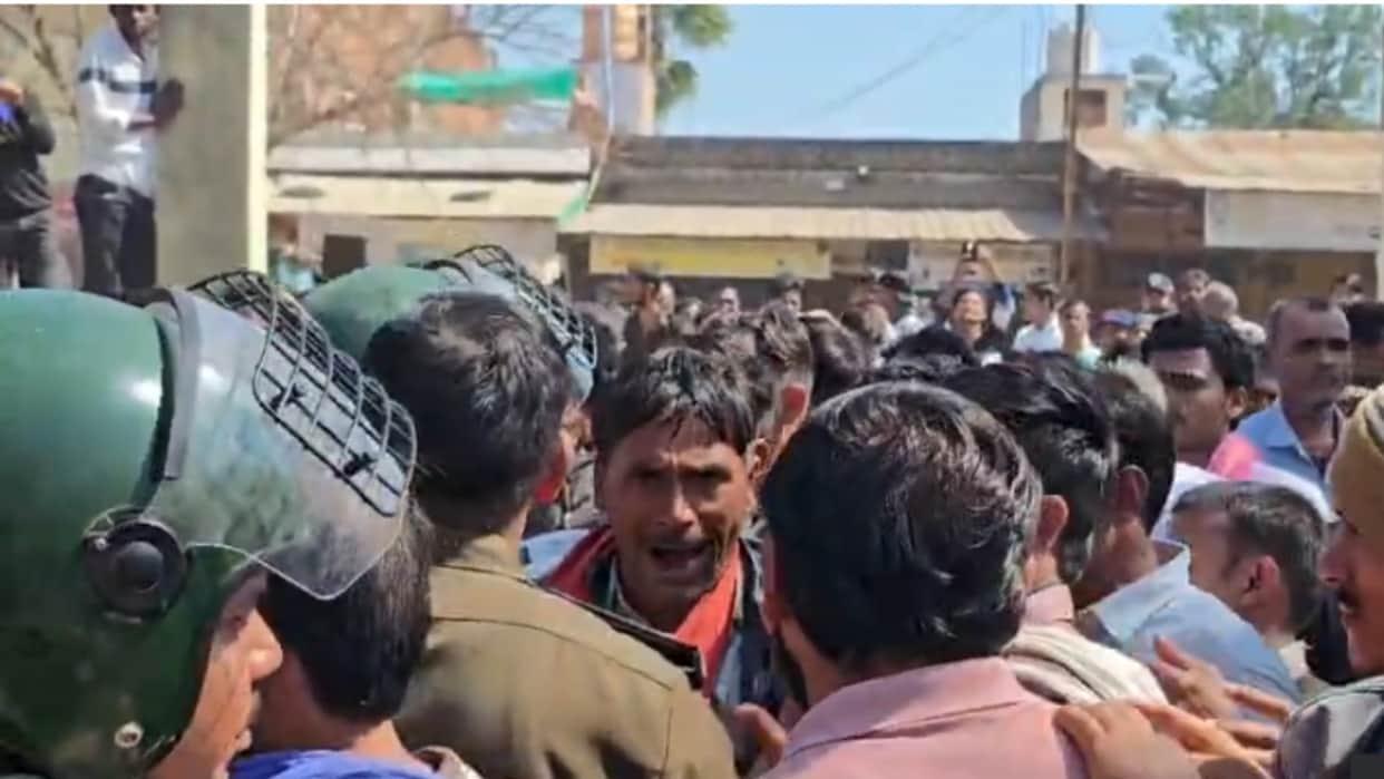 Chhatarpur News: The case of death in police custody gained momentum, angry family members blocked the road.