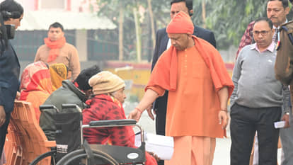 CM Yogi listened to the problems of 150 people at Gorakhnath Temple and gave instructions.