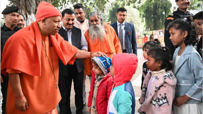 CM Yogi listened to the problems of 150 people at Gorakhnath Temple and gave instructions.