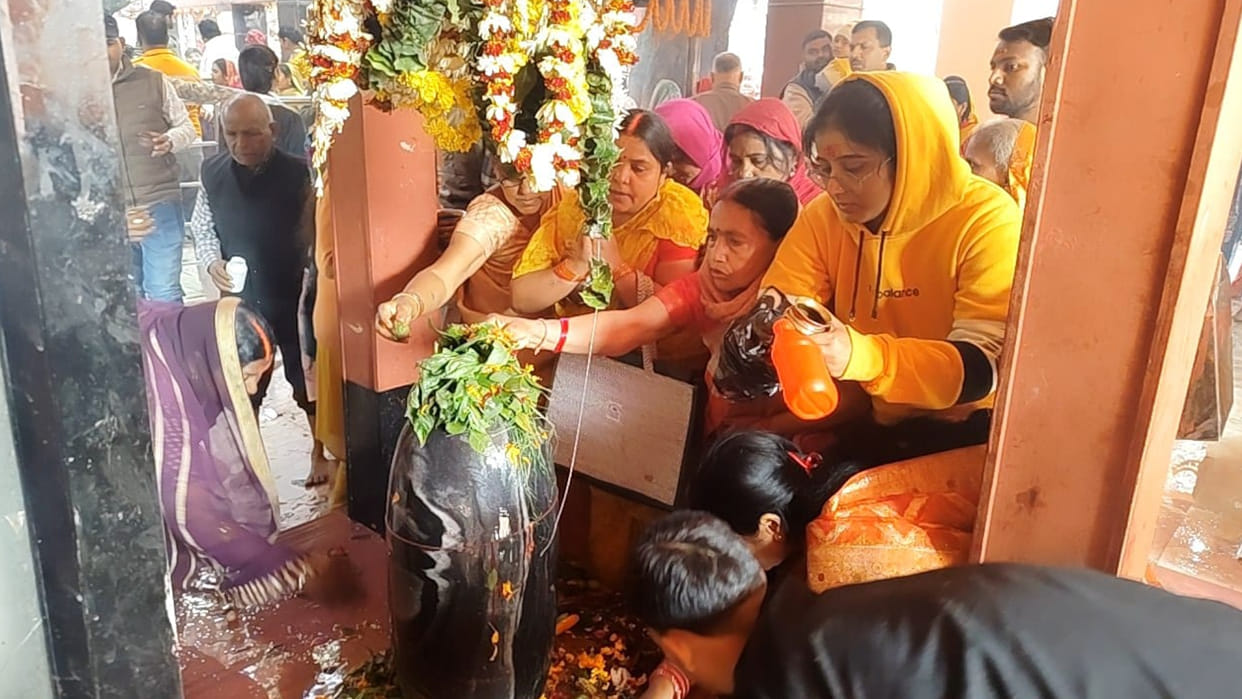 Mahashivratri 2026 Gorakhpur: Devotees  Perform Jalabhishek with Har Har Mahadev Chants Photos