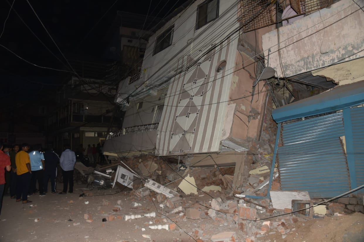 Indore News: Drainage line was being excavated in the neighborhood, three old houses collapsed, no casualties