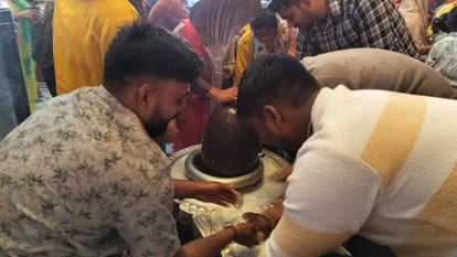 devotees performed abhishek with Ganga Jal on Mahashivratri in Budaun