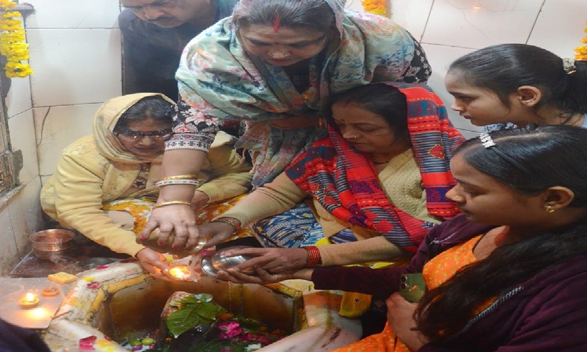 Shiva devotees flocked to Nath temples in Bareilly to perform Jalabhishek on Mahashivratri