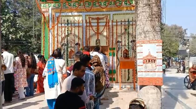 Kanpur Avneesh Awasthi reached the ancestral temple performed Rudrabhishek with his family