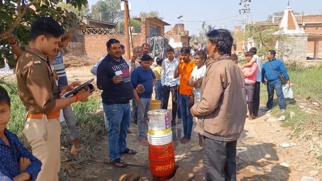 Auraiya LPG cylinder bursts into flames in home police bravery averts major tragedy family escapes unharmed