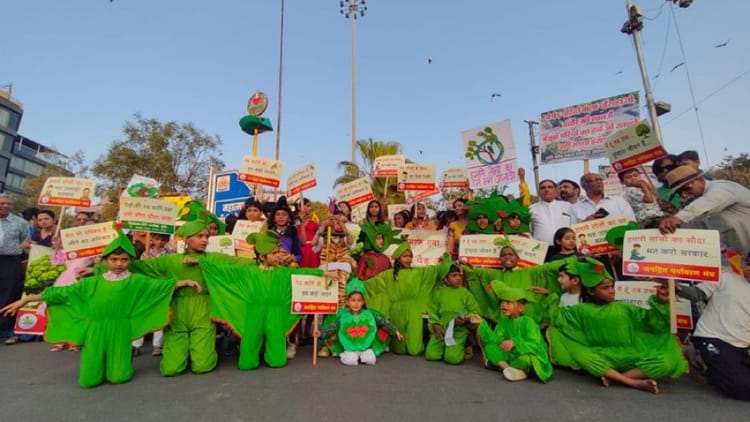 Indore News: पेड़-परिंदे बनकर बच्चों ने किया विरोध, प्रकृति के विनाश पर जिम्मेदारों से पूछे सवाल