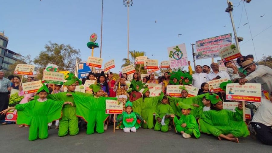 Indore News School children protest at Regal Square to save 250 trees of Rani Sarai from Metro construction