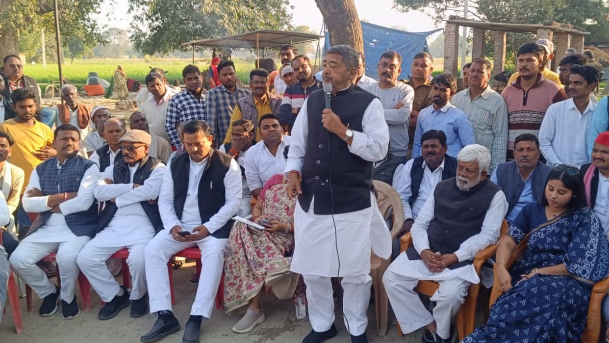 SP MP Virendra Singh met farmers protesting against Kashidwar scheme in varanasi