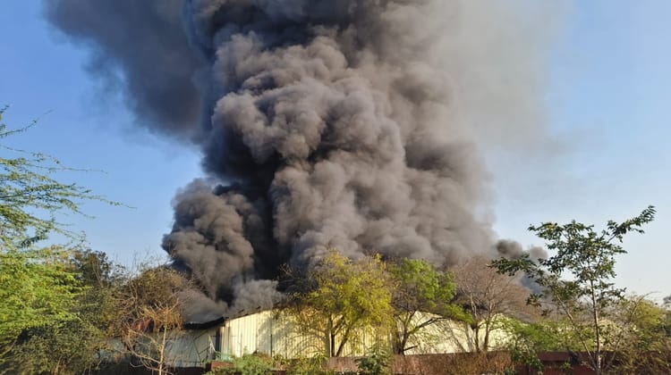 Bhopal News: भोपाल में फैब्रिकेशन व फर्नीचर की फैक्ट्री-गोदाम में भीषण आग, पास की बस्ती करा रहे खाली