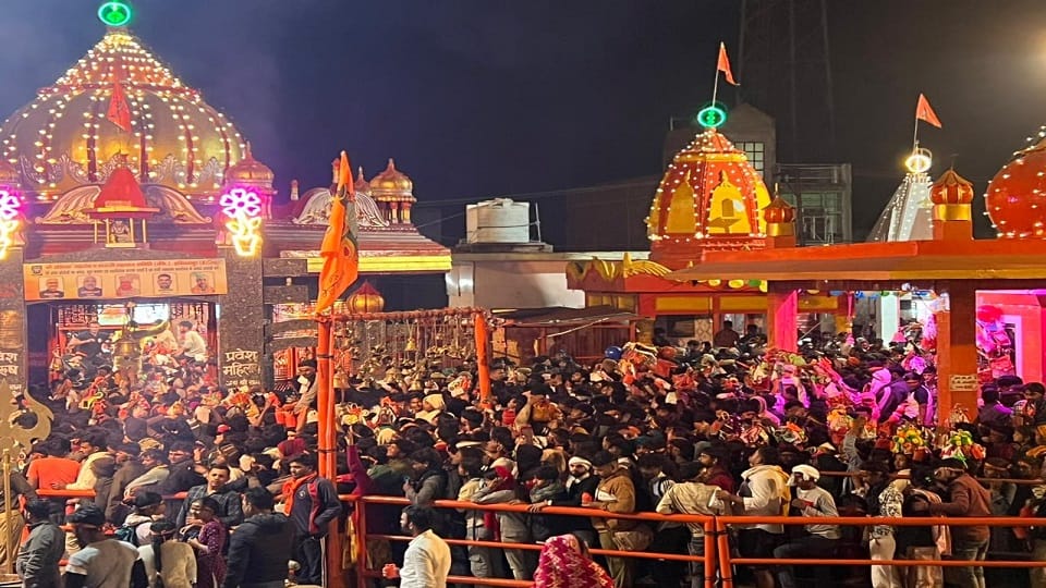 Maha Shivratri 2026 Aligarh: Devotees Perform Midnight Jalabhishek Kanwariyas Photos