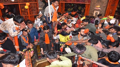 Maha Shivratri 2026 Aligarh: Devotees Perform Midnight Jalabhishek Kanwariyas Photos