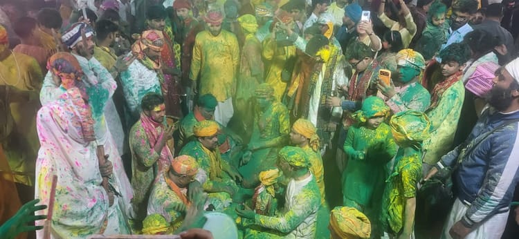 Braj Ki Hoi 2026: बरसाना की गलियों में होली का उल्लास, पहली चौपाई में जमकर उड़ा गुलाल; जानें कब है लठामार होली
