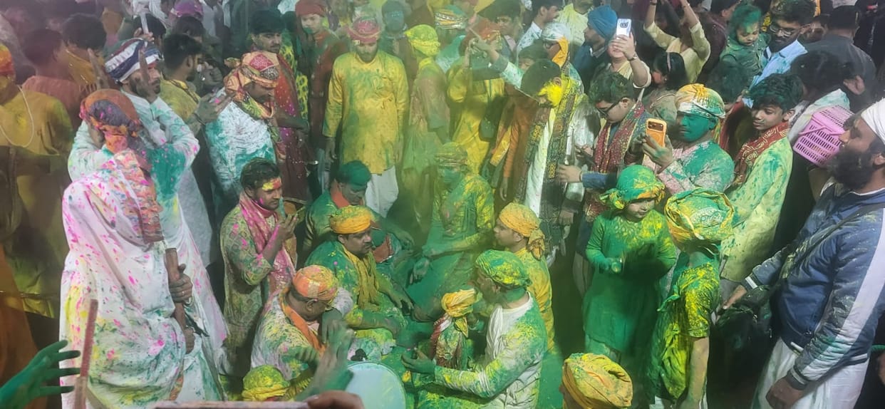 Barsana Immersed in Colors as First Chaupai Marks Beginning of Lathmar Holi Festivities