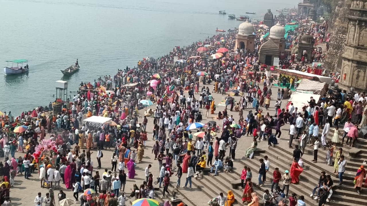 महेश्वर घाट पर उमड़े भक्त