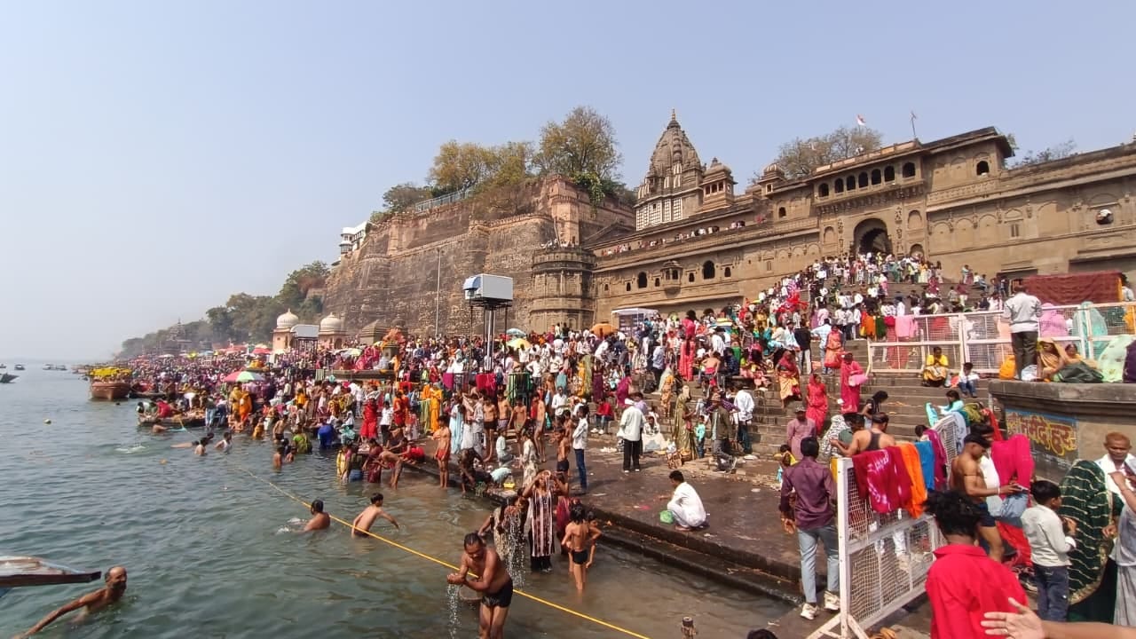 Mahashivratri 2026: One and a half lakh devotees took a holy dip in Mother Narmada at Maheshwar Ghat.