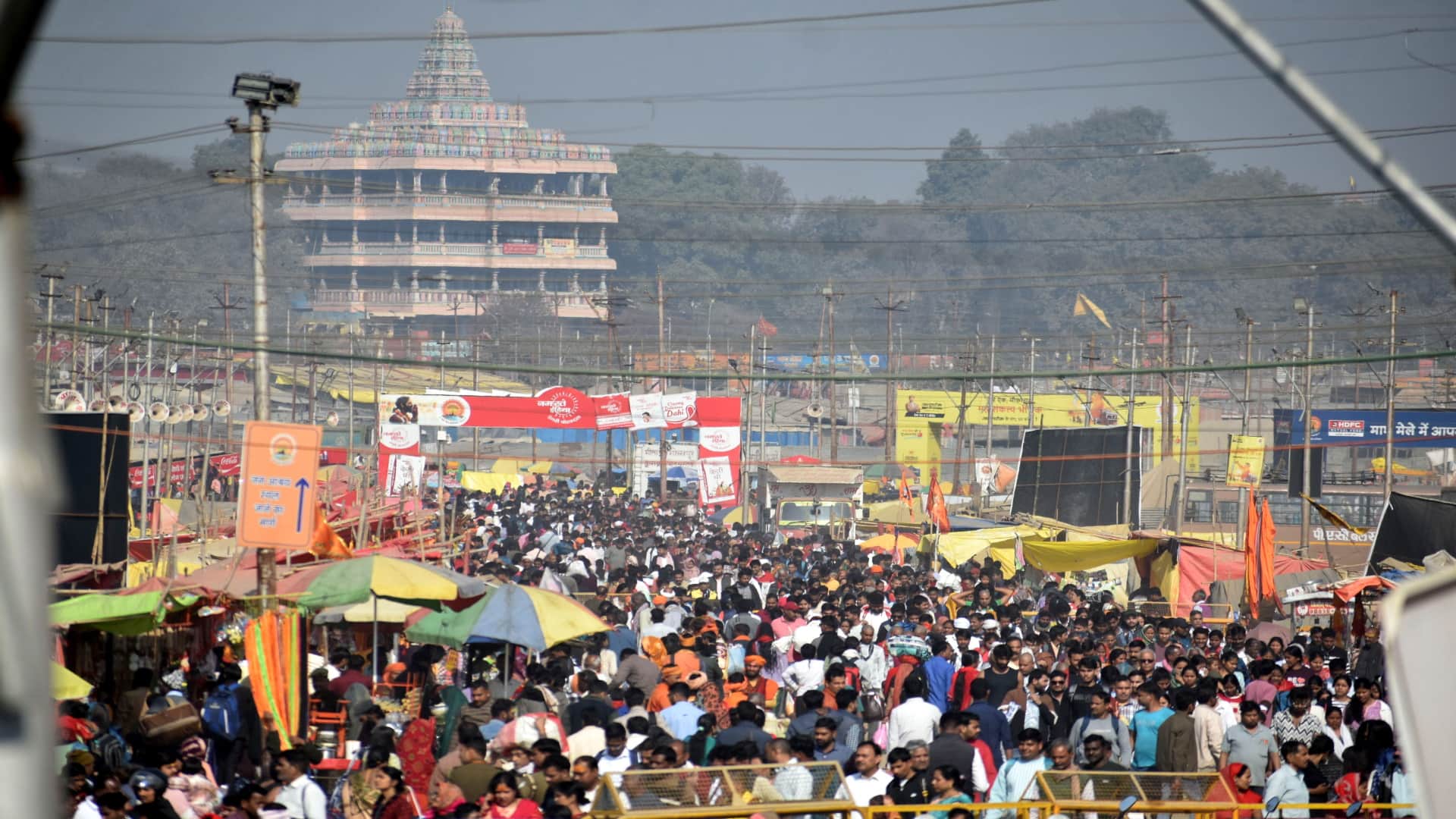 A wave of faith blew on the banks of the Sangam; devotees took a bath chanting Har-Har-Bam-Bam.