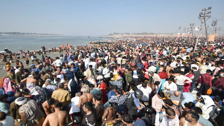 A wave of faith blew on the banks of the Sangam; devotees took a bath chanting Har-Har-Bam-Bam.