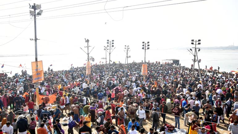 A wave of faith blew on the banks of the Sangam; devotees took a bath chanting Har-Har-Bam-Bam.